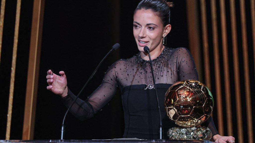 Aitana Bonmati on stage with the Ballon d'Or award