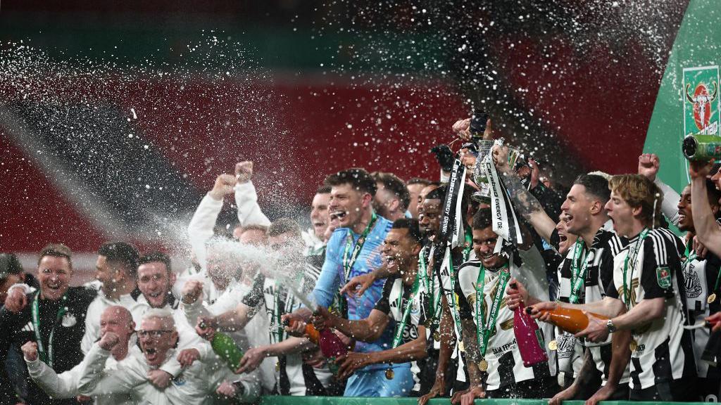 Newcastle players celebrate winning the Carabao Cup