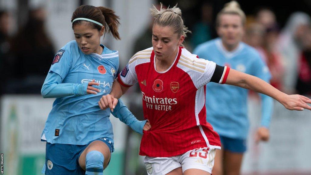 Alessia Russo of Arsenal (right) and Yui Hasegawa of Manchester City