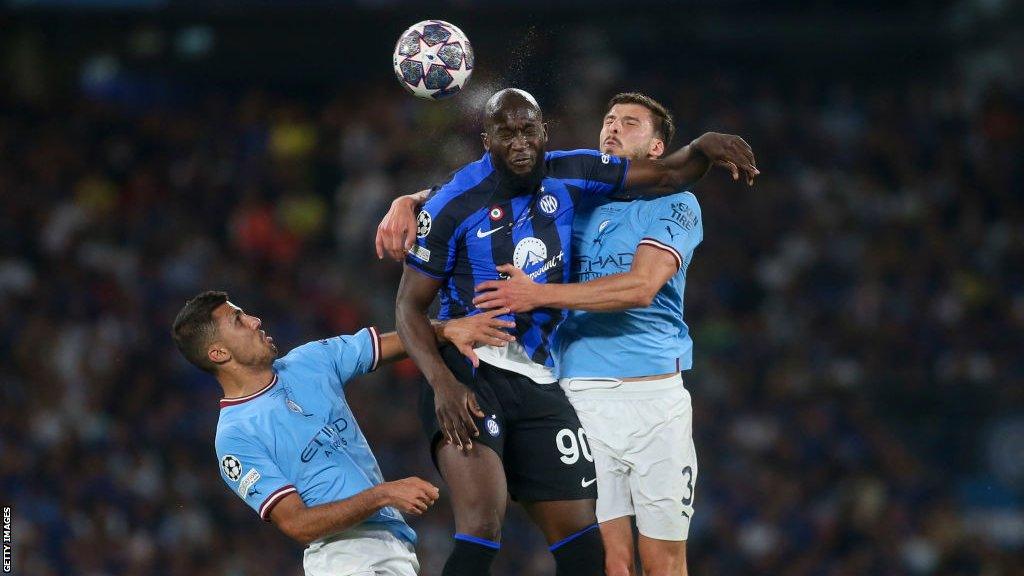 Romelu Lukaku competes for the ball alongside Rodri and Ruben Dias