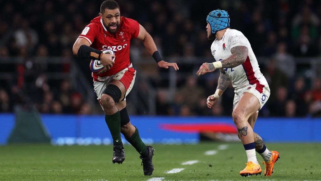 Taulupe Faletau tries to evade Jack Nowell
