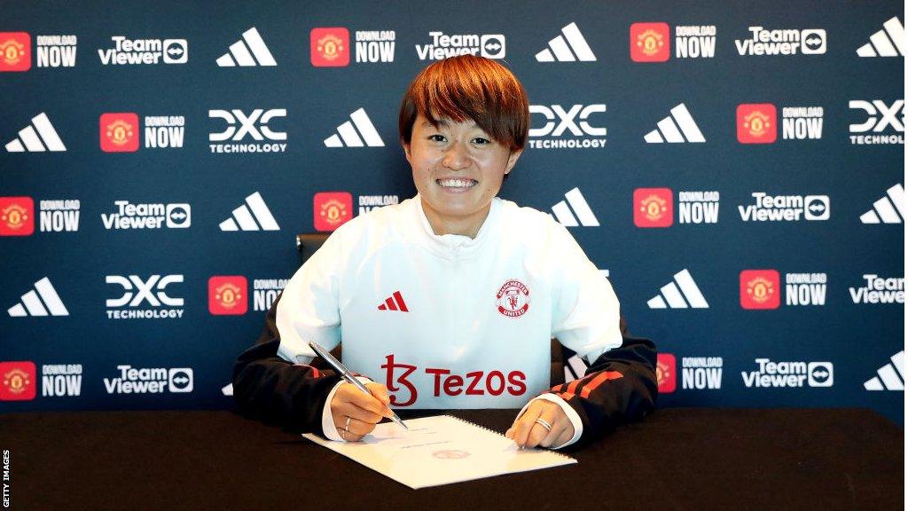 Hinata Miyazawa signs her Manchester United contract