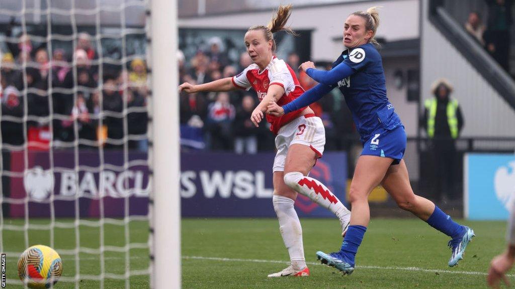 Beth Mead scores for Arsenal women against West Ham in the Women's Super League