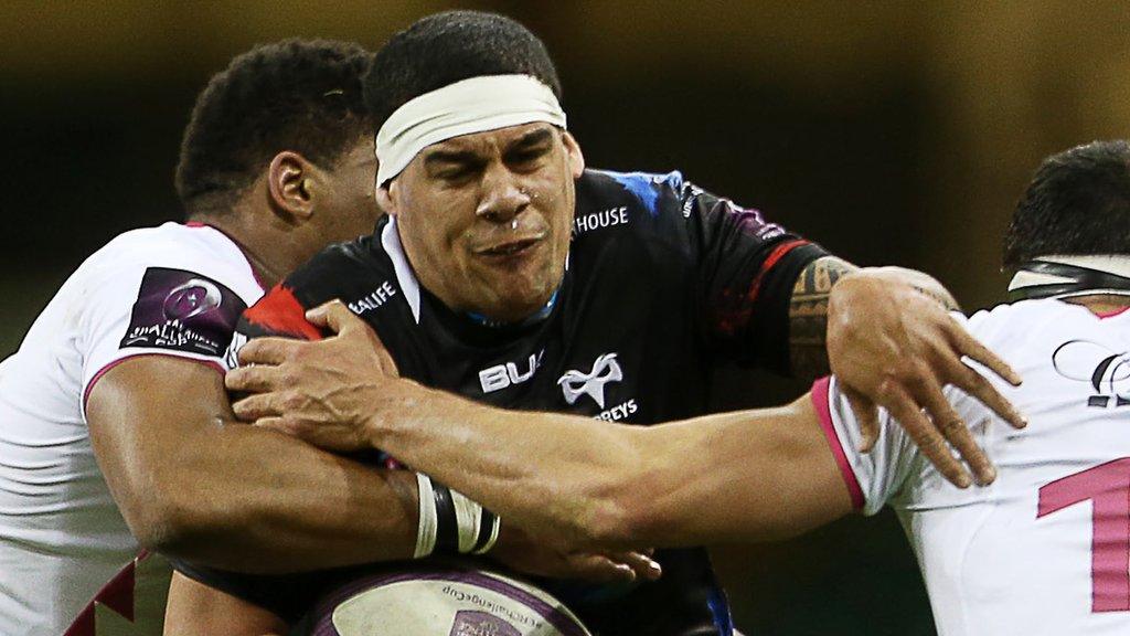 Josh Matavesi takes on Stade Francais' defence