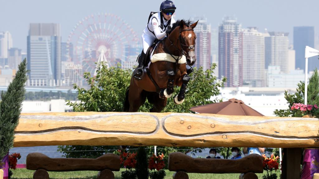 Laura Collete & London 52 on their way to team gold at the Tokyo Olympic Games