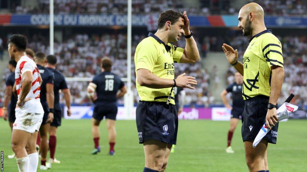 Georgian referee Nika Amashukeli points to his head