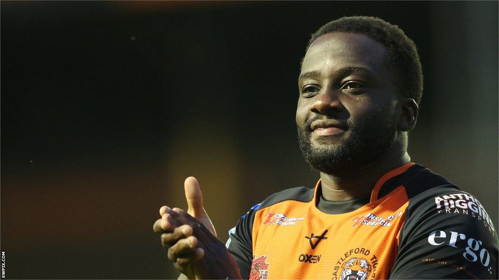 Muizz Mustapha applauds the Castleford fans