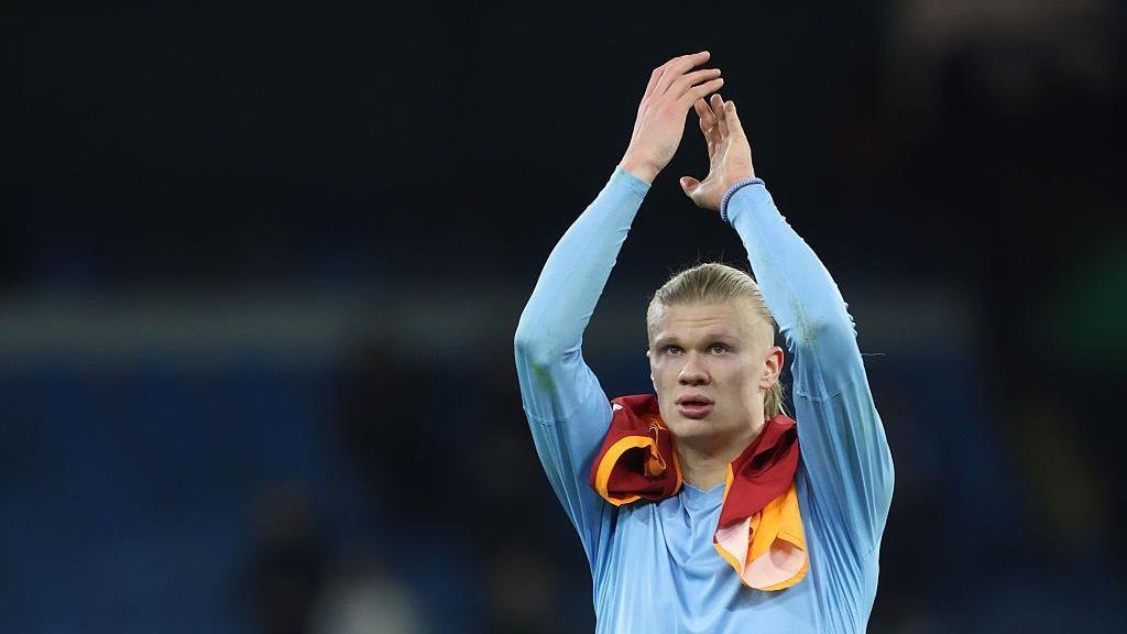 Erling Haaland applauds