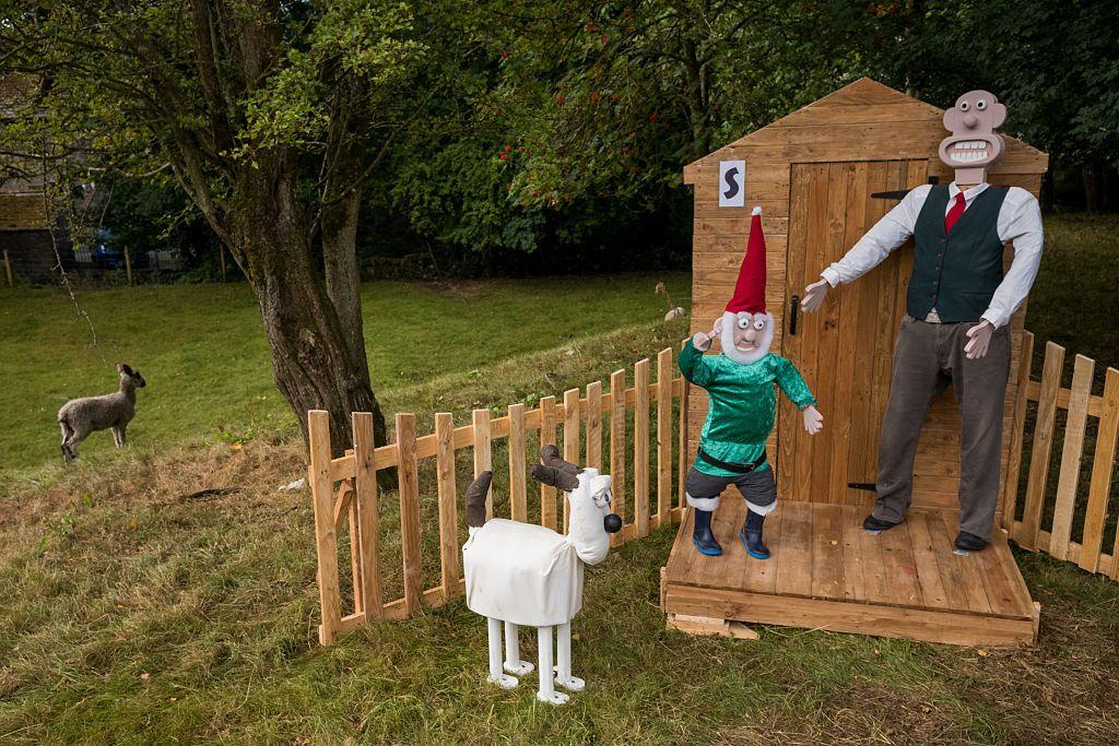This display shows Wallace, Gromit and gnome Norbot standing in front of a garden shed and fence.