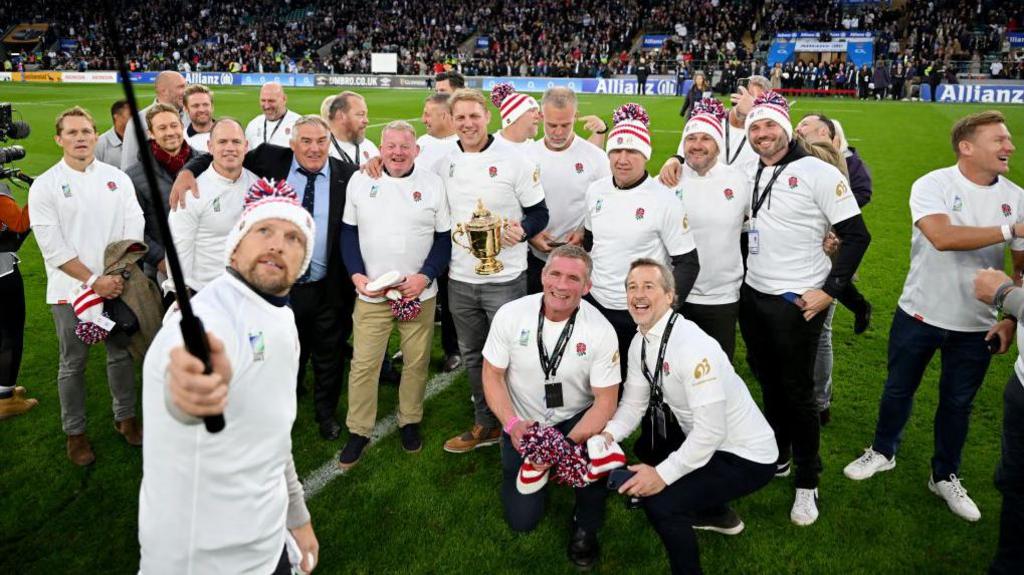 England players from the 2003 Rugby World Cup win on the pitch as Allianz Stadium