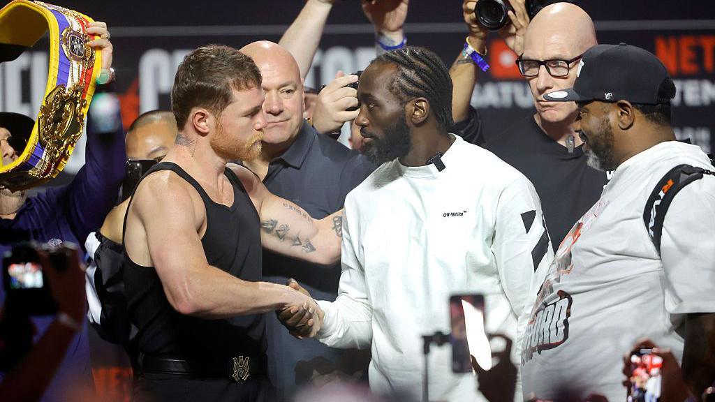 Saul Canelo Alvarez and Terence Crawford shingle hands
