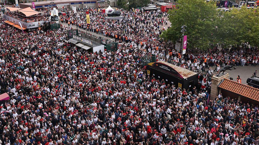 England women arrive to face Canada at Women's Rugby World Cup final