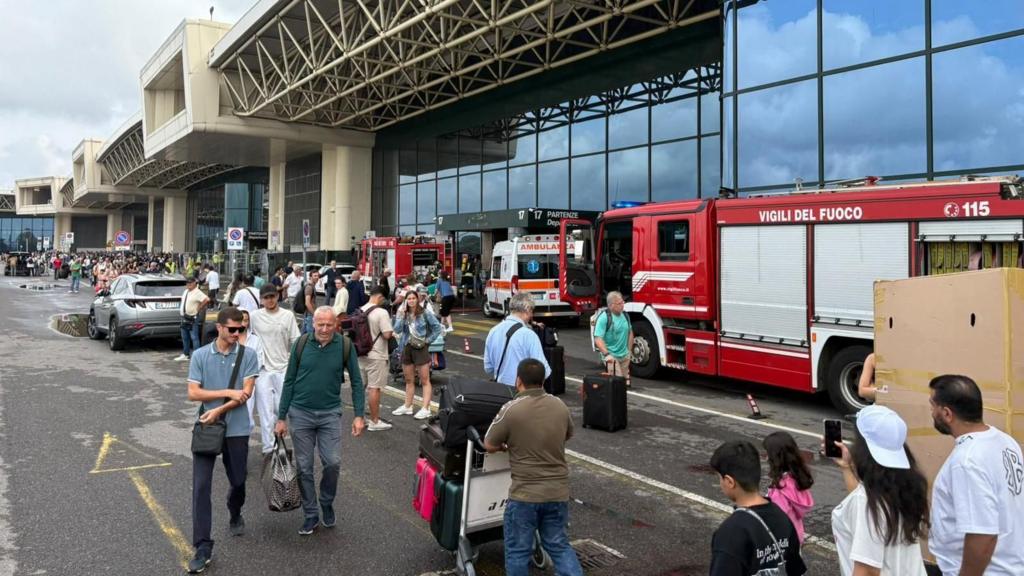 Uomo incendia area check-in all’aeroporto di Milano Malpensa