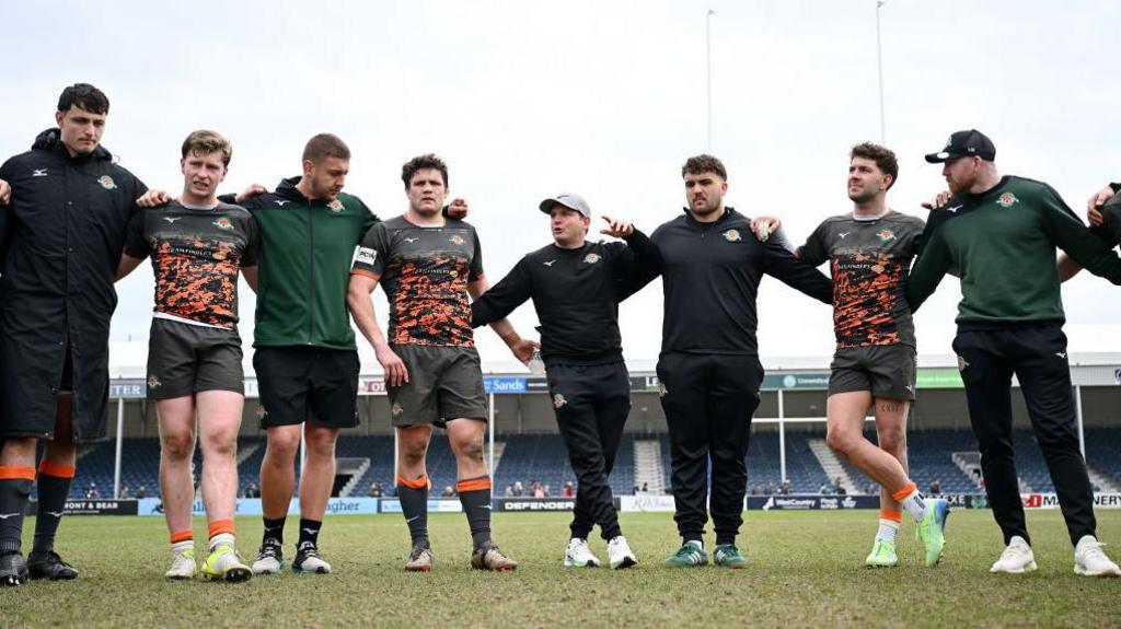 Head Coach of Ealing Trailfinders  Ben Ward talks to the team at Sandy Park.