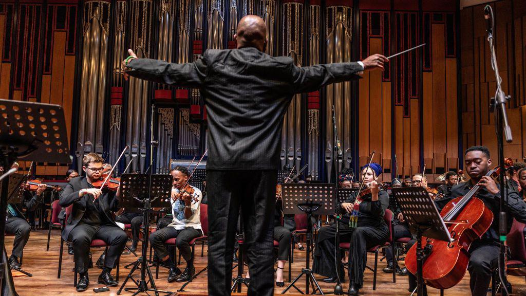 An image of American conductor Williams Eddins rehearsing with the Africa United Youth Orchestra at the University of South Africa in Pretoria on 28 July 2024.