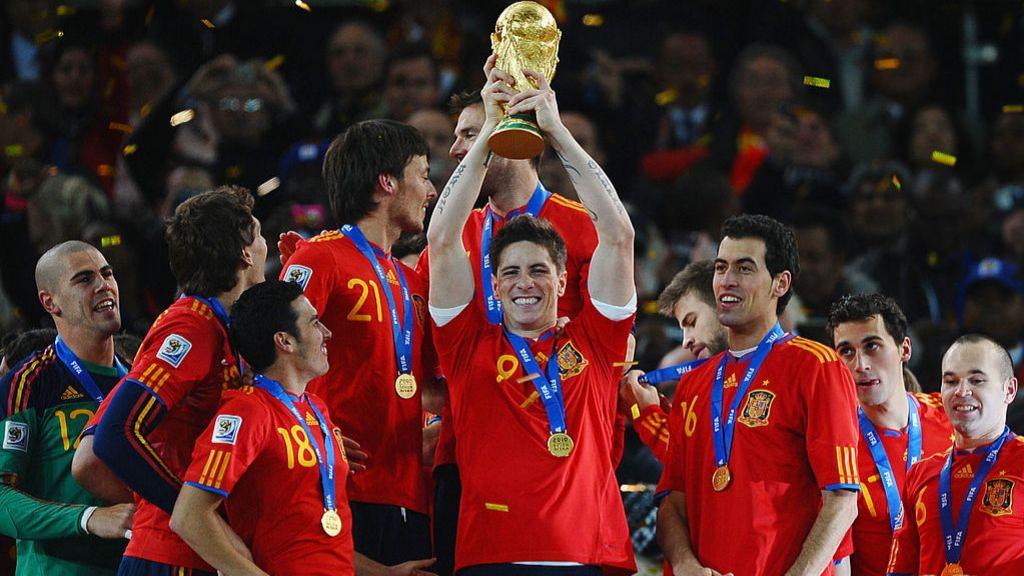 Fernando Torres lifts the 2010 World Cup trophy alongside Spain team-mates