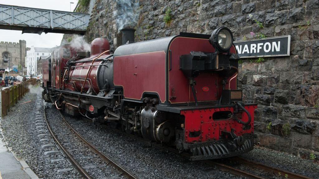 A red steam train in Caernarfon