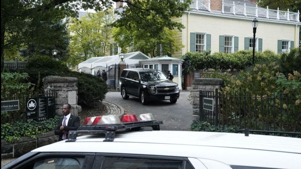 Federal agents search Gracie Mansion