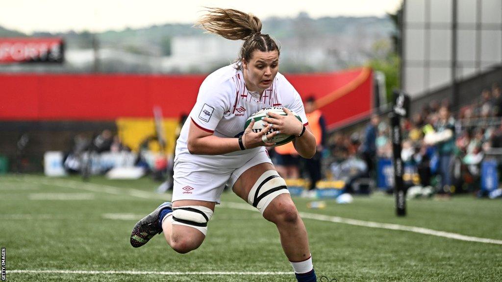 Sarah Beckett scoring for England against Ireland