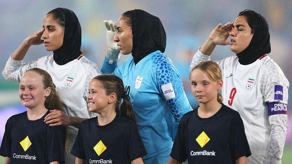Iran footballers sing and salute to anthem at Asian Cup after prior silence  - BBC Sport