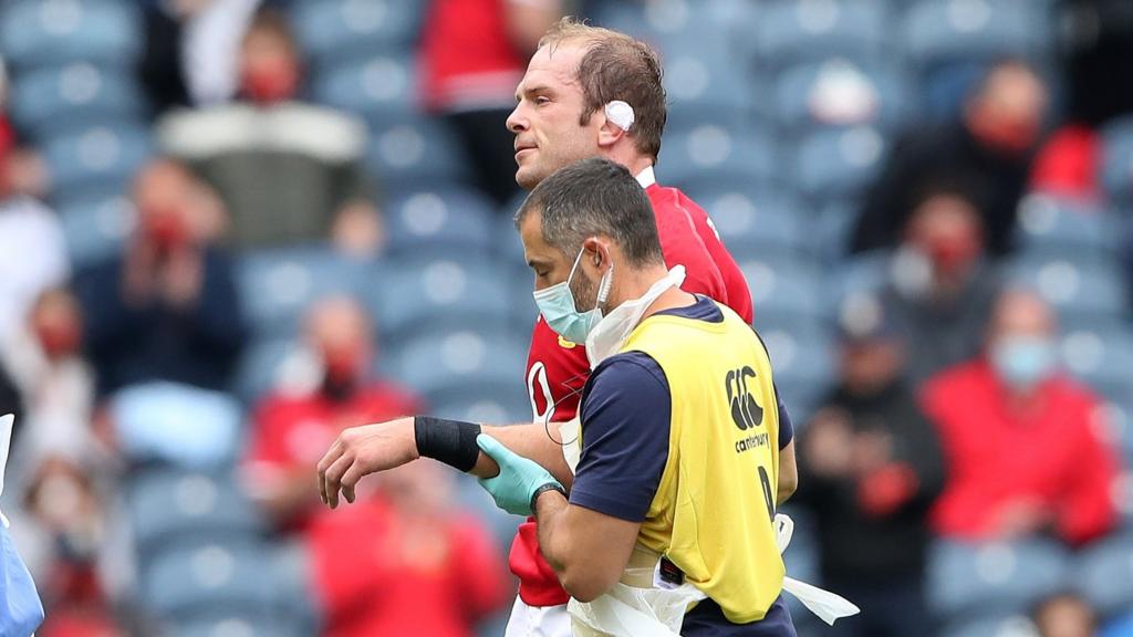 Alun Wyn Jones goes off