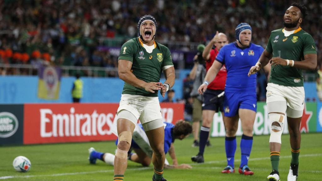 Cheslin Kolbe celebrates his try