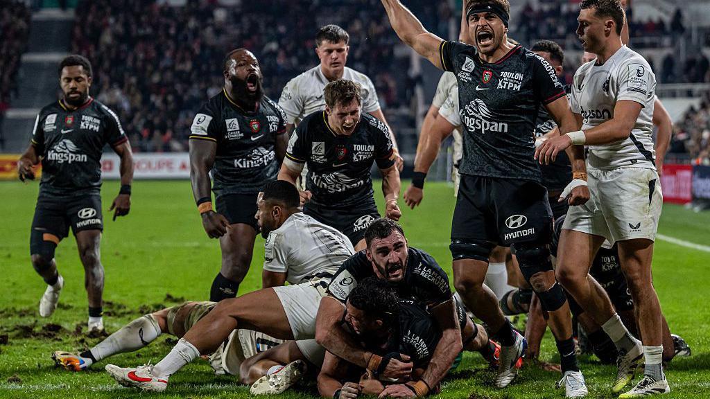 Toulon celebrate a try