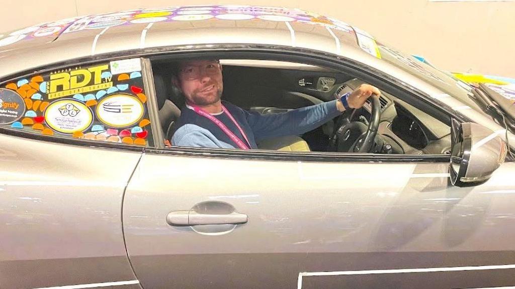 Aaron Jones mewn car