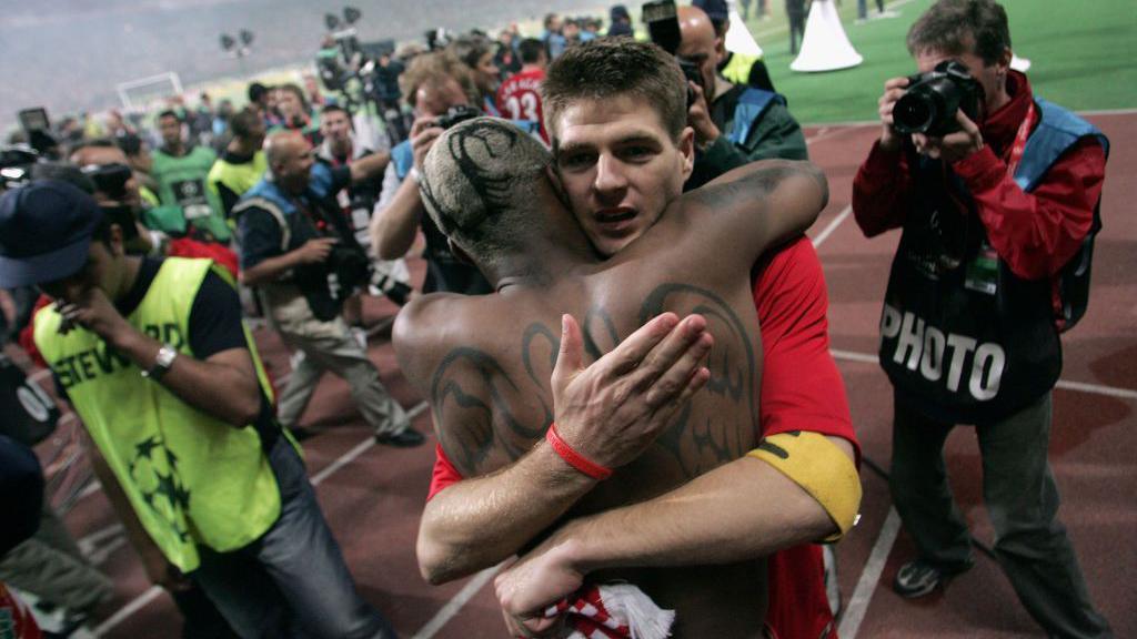 Steven Gerrard hugs Djibril Cisse