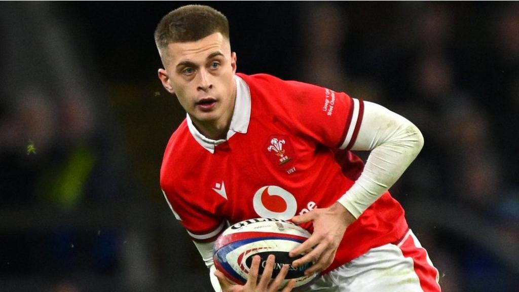 Josh Adams: Perfformiadau sêr ifanc yn 'bositif' er dwy golled - BBC ...