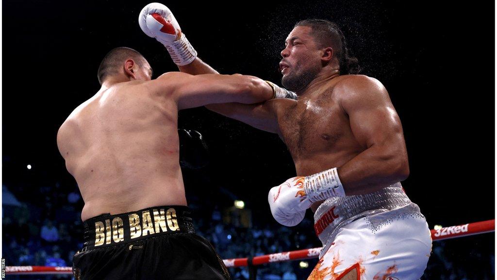 Joe Joyce is punched by Zhilei Zhang