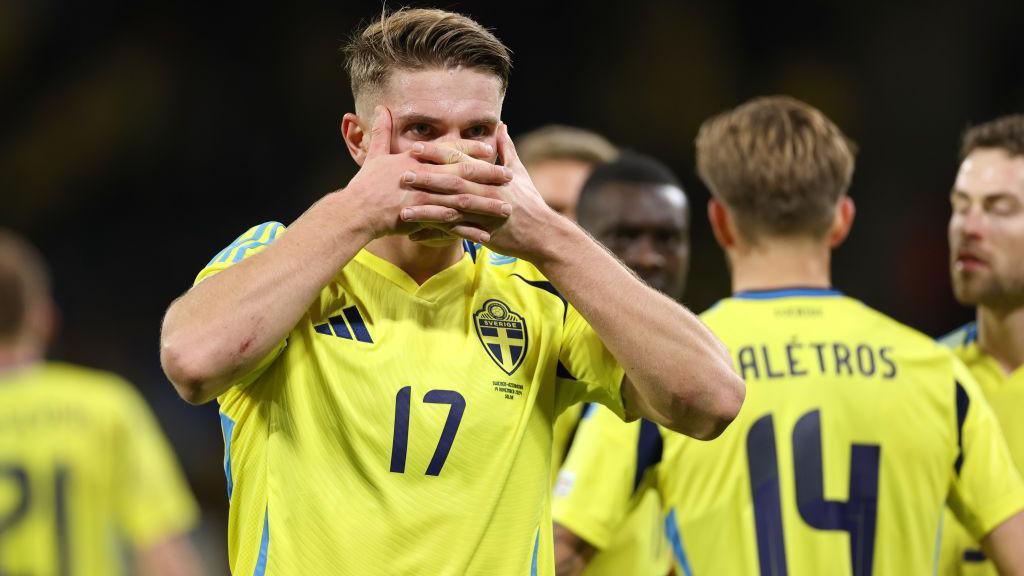 Viktor Gyokeres celebrates