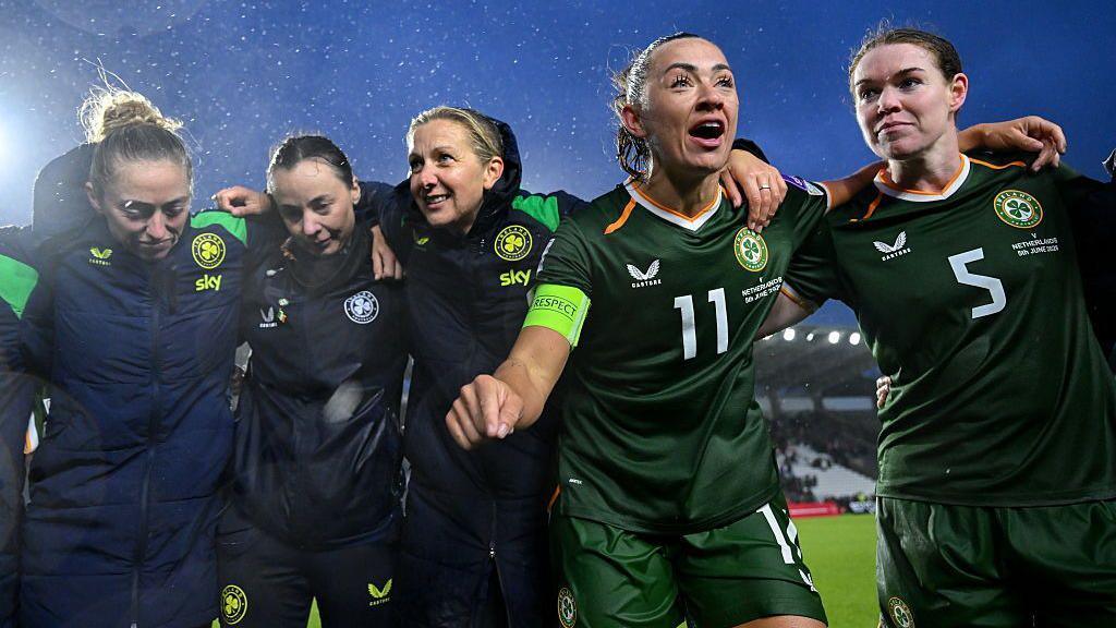 Katie McCabe talking to Republic of Ireland squad