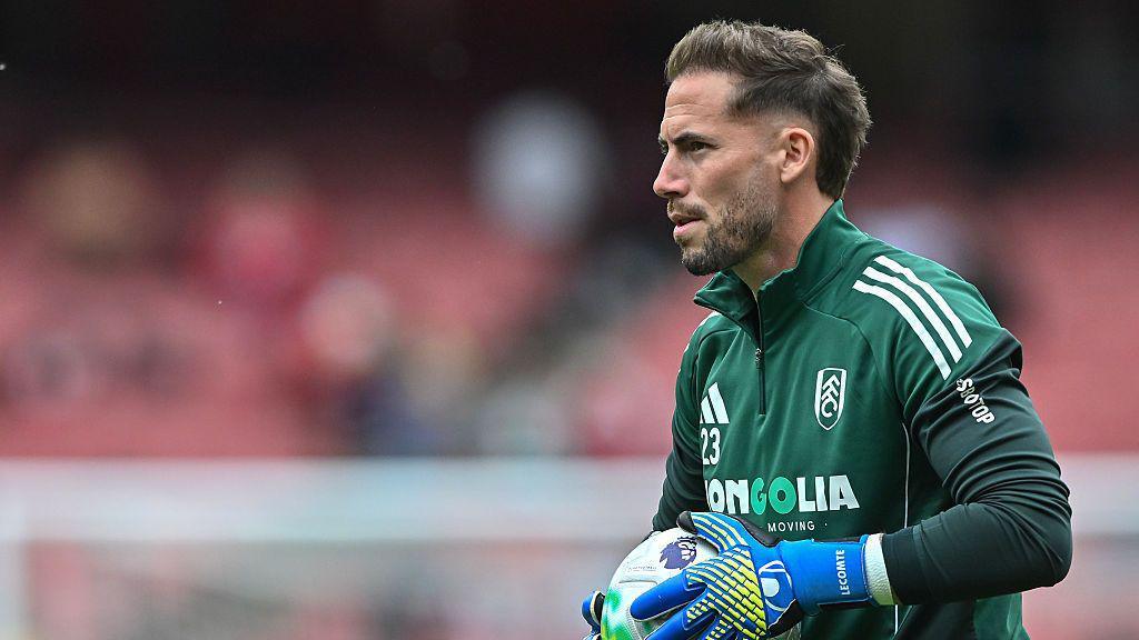 Steven Benda of Fulham warms up