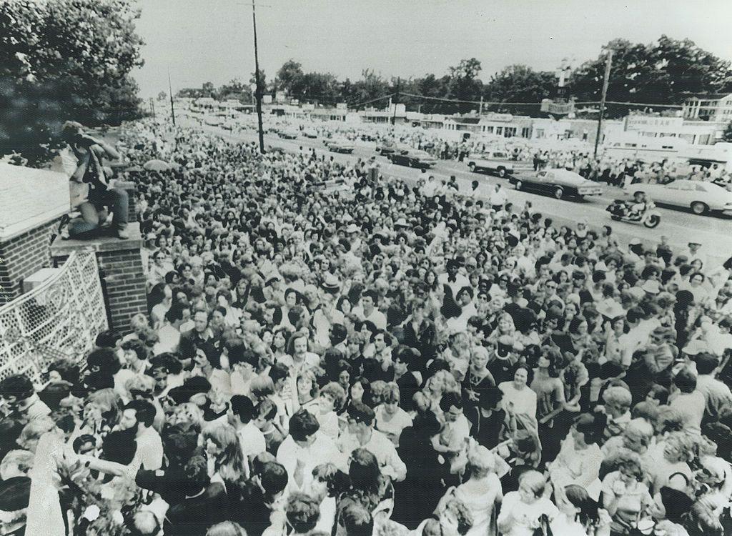 Crying; pushing and fainting; more than 10;000 mourners try to force their way into Graceland mansion to view body of rock' n' roll star Elvis Presley. (Photo by Fred Ross/Toronto Star via Getty Images)