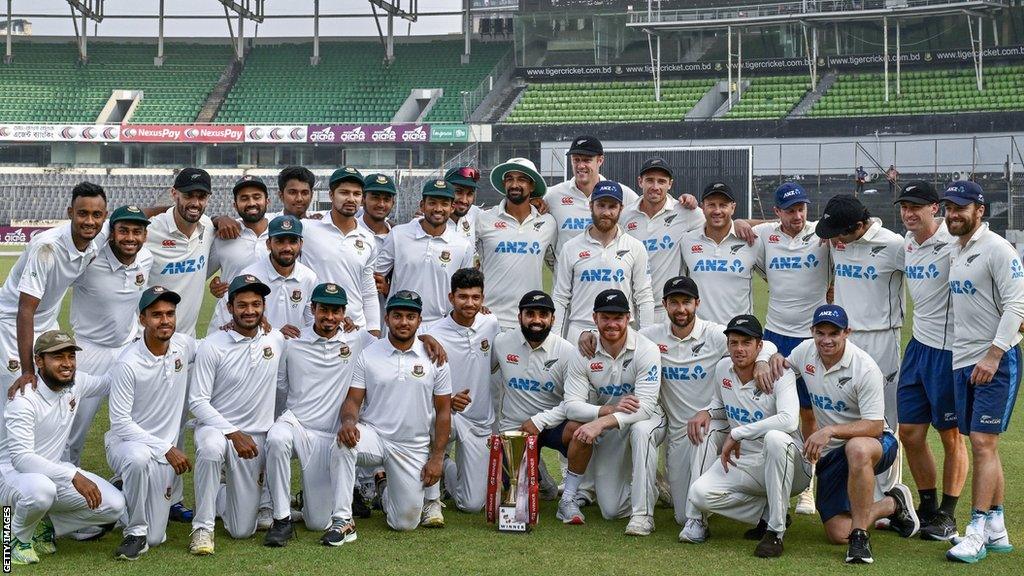 The Bangladesh and New Zealand teams with the Test series trophy after the series was shared