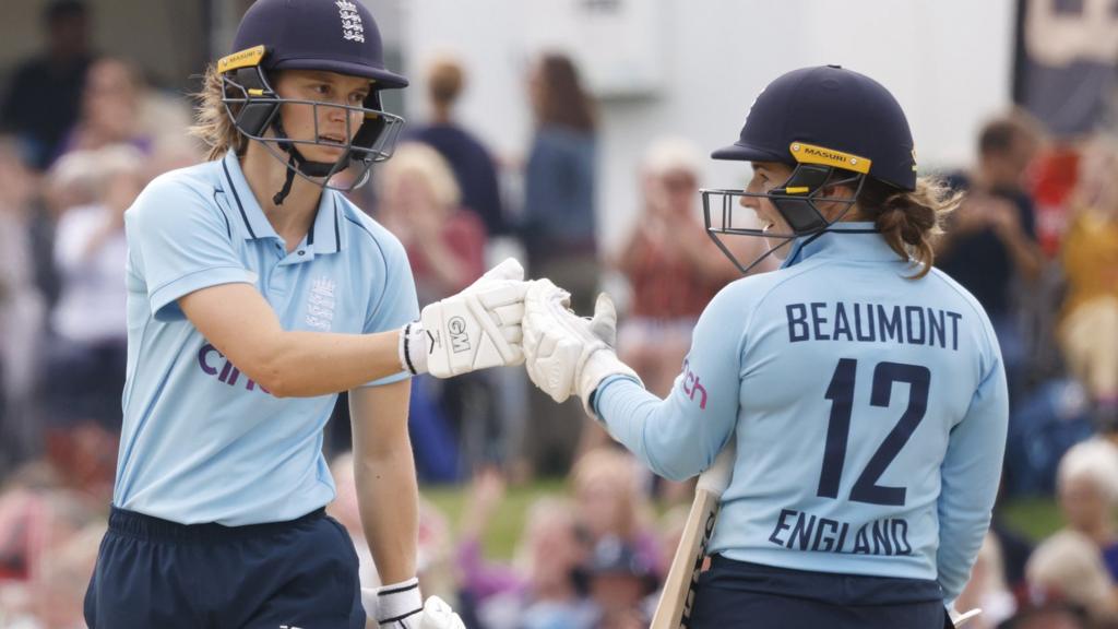 Amy Jones and Tammy Beaumont