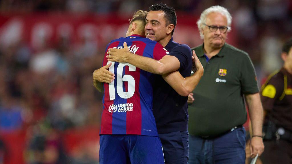 Xavi hugs Fermin Lopes