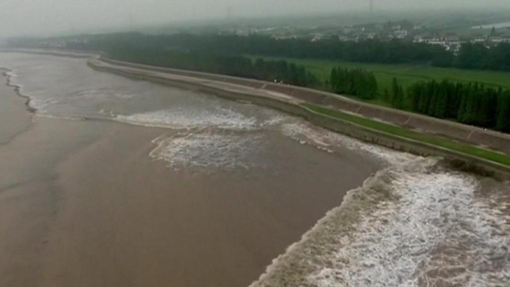 tidal-bore-see-amazing-pics-of-the-wave-going-up-river-bbc-newsround
