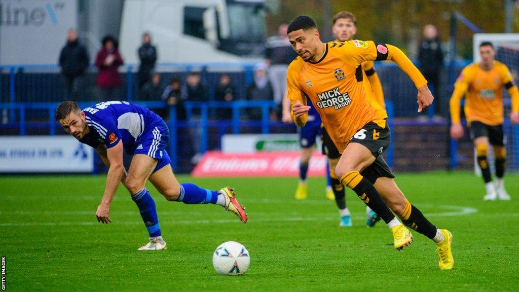 Reading sign striker Harvey Knibbs from Cambridge United on a three-year-deal.