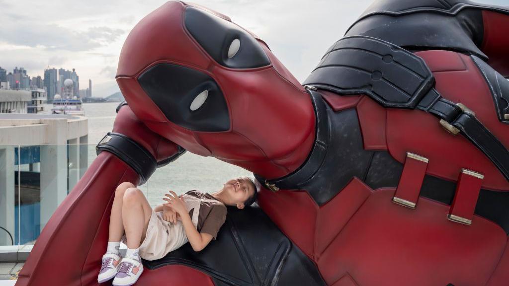 Model o gymeriad Deadpool yn Hong Kong