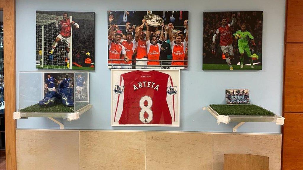 The tribute wall in honour of Arteta at Antiguoko