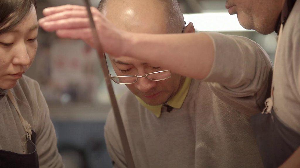 Toichiro Iida slices a tuna at Tsukiji fish market