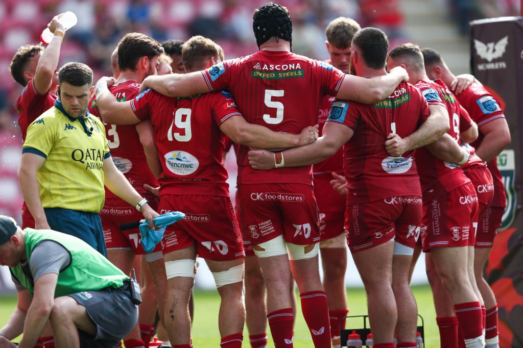 Scarlets huddle after an Ulster try in Llanelli