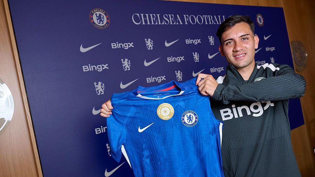 Facundo Buonanotte holding up a Chelsea shirt