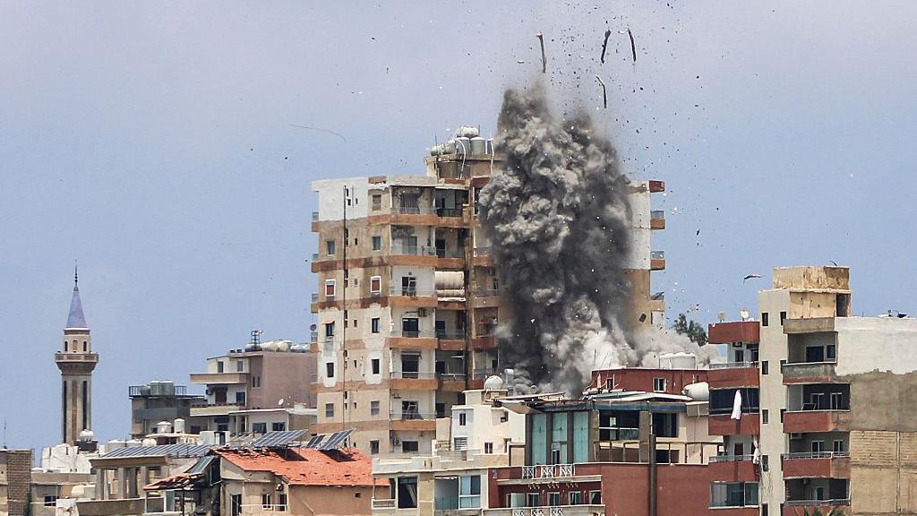 A building explodes in Tyre after an israeli strike.