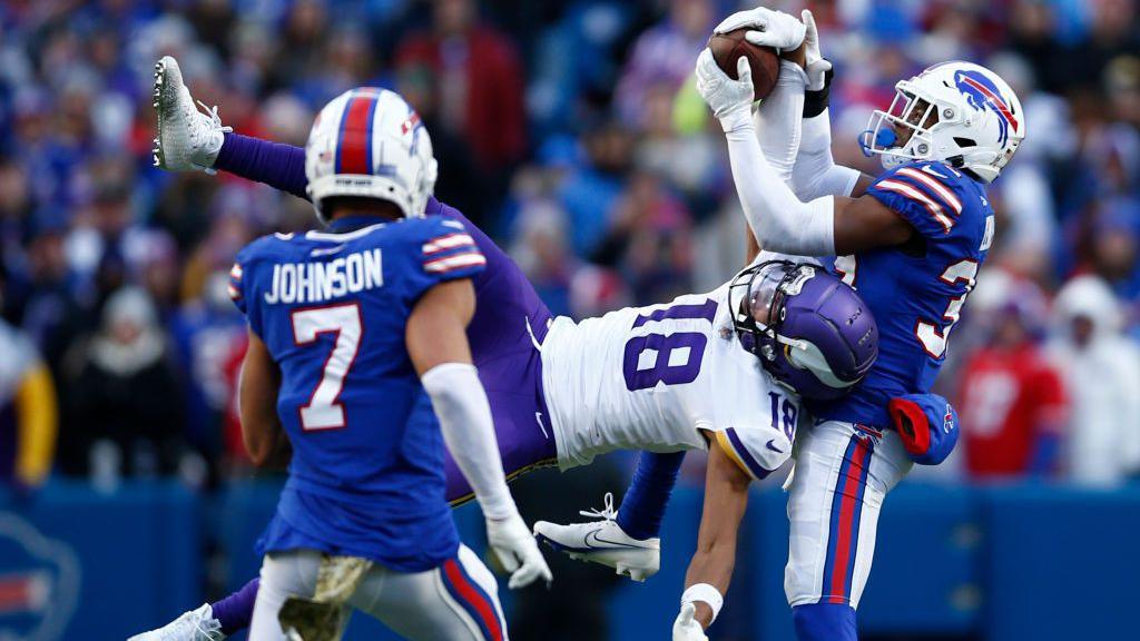 Justin Jefferson makes a one-handed catch against the Buffalo Bills