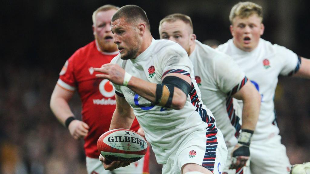 Tom Willis yn chwarae dros Loegr yn eu buddugoliaeth yn erbyn Cymru yn 2025