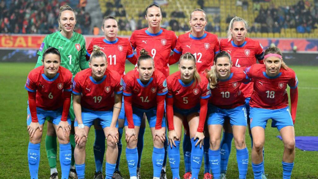 Tîm Czechia cyn y gêm yn erbyn Portiwgal yn 2024