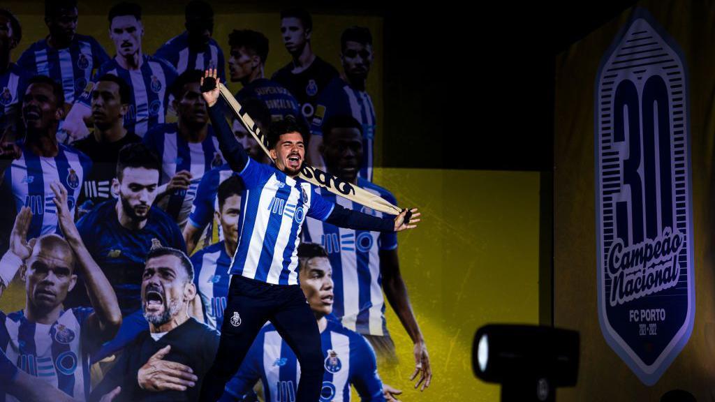Vitinha celebrates Primer Liga win
